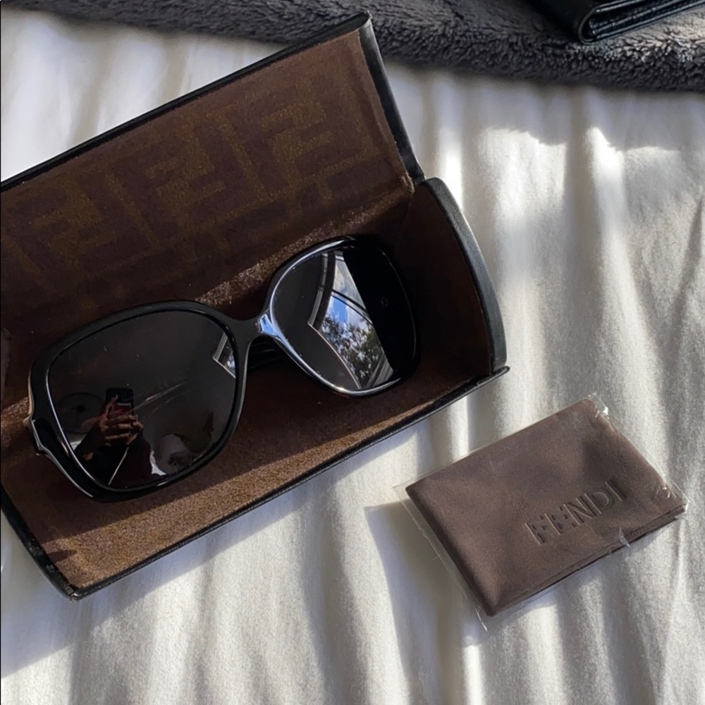 Like new fendi sunglasses
